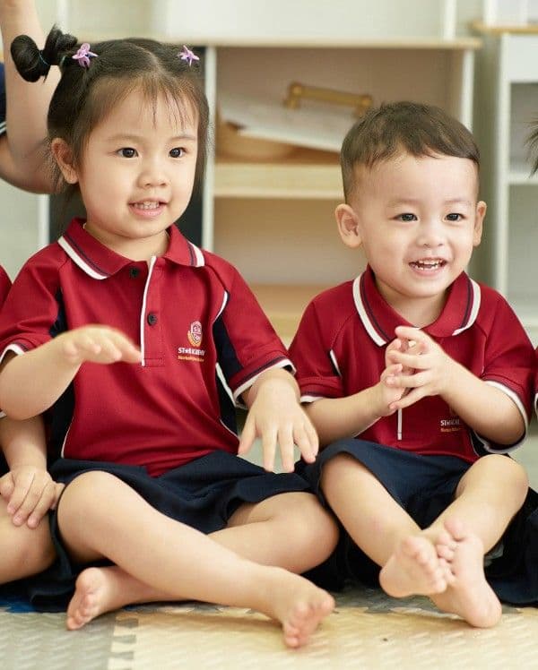 Đồng phục mầm non màu đỏ đô phối sườn xanh đen